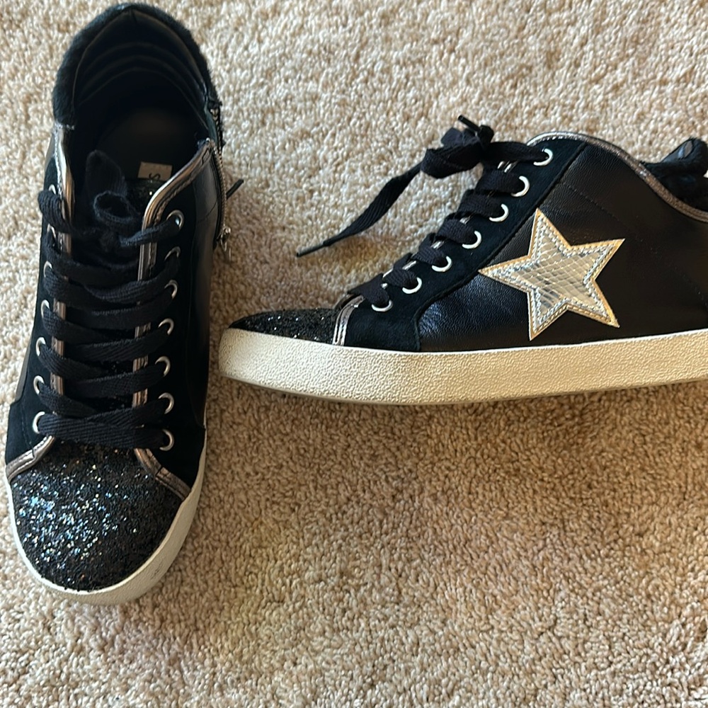 Steve Madden sz 7 sneakers black/silver/gold great condition